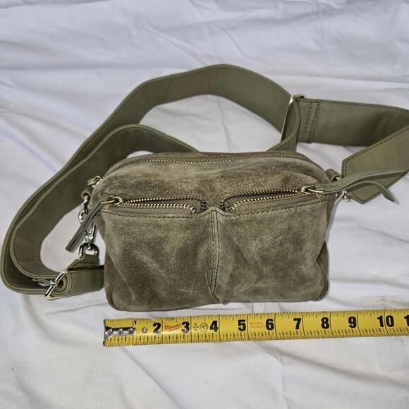 ASOS DESIGN suede multi pocket camera crossbody bag in khaki-Green - Picture 6 of 8